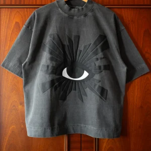 ALL-SEEING HEAVYWEIGHT TEE IN SABLE