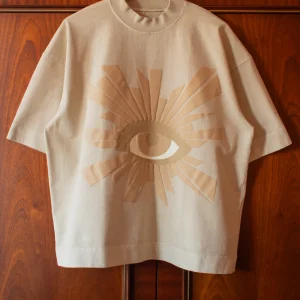 ALL-SEEING HEAVYWEIGHT TEE IN SAHARA